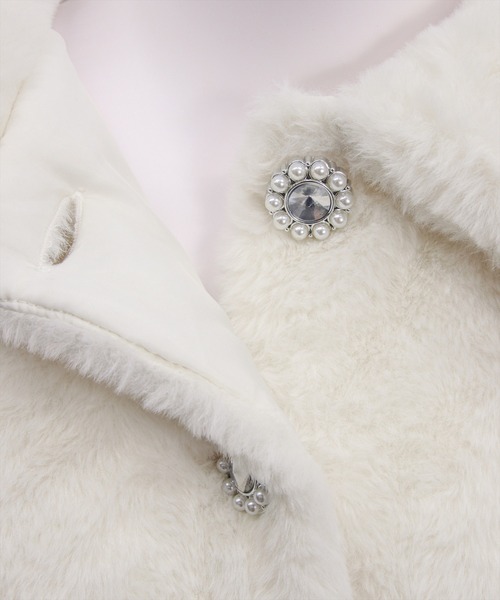 clear（クリア）の「ビジューボタンフェイクファーショートコート[着回し力抜群 ガーリー]≪AW新作≫（ブルゾン・レディース・ライトグレー/ブラック/オフホワイト・F）」の12枚目の写真