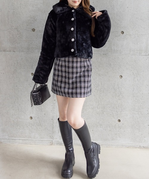 clear（クリア）の「ビジューボタンフェイクファーショートコート[着回し力抜群 ガーリー]≪AW新作≫（ブルゾン・レディース・ライトグレー/ブラック/オフホワイト・F）」の8枚目の写真