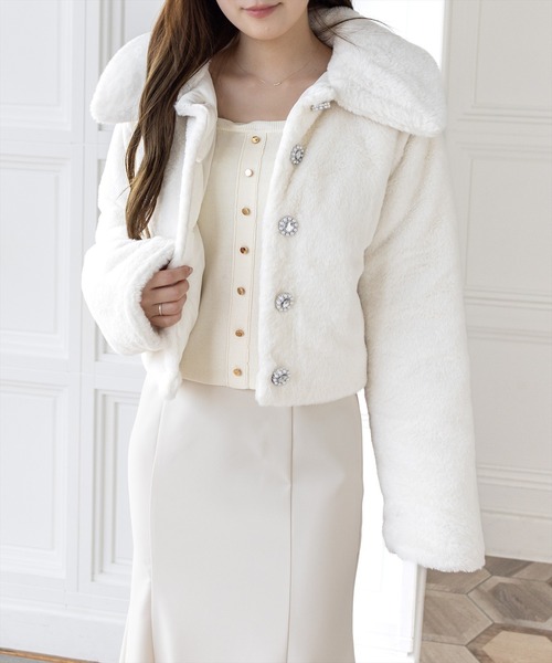 clear（クリア）の「ビジューボタンフェイクファーショートコート[着回し力抜群 ガーリー]≪AW新作≫（ブルゾン・レディース・ライトグレー/ブラック/オフホワイト・F）」の6枚目の写真