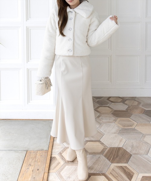 clear（クリア）の「ビジューボタンフェイクファーショートコート[着回し力抜群 ガーリー]≪AW新作≫（ブルゾン・レディース・ライトグレー/ブラック/オフホワイト・F）」の7枚目の写真