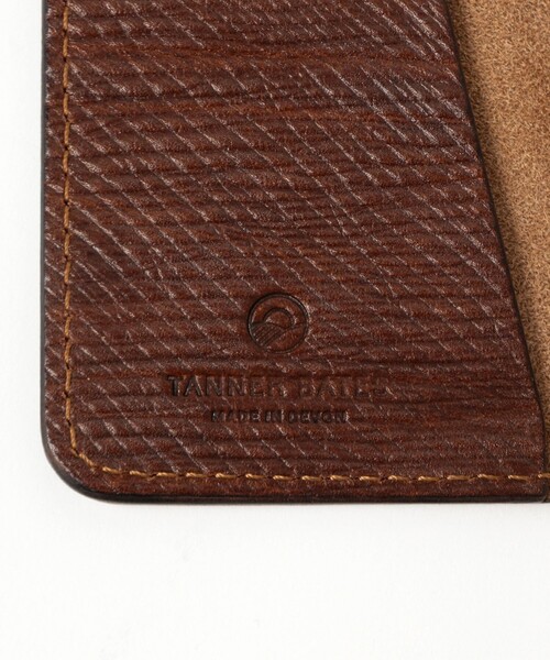 BEAMS F(ビームスエフ)の「TANNER BATES / ロシアキップレザー エルベリー カードホルダー(財布・メンズ・ブラウン/ブラック・ONE SIZE)」の8枚目の写真