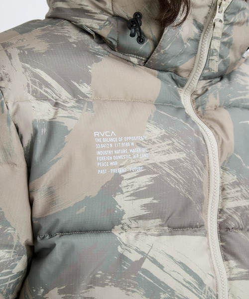 RVCA(ルーカ)の「RVCA メンズ BACK PRINT PUFFER JKT ジャケット 【2025年秋冬モデル】/ルーカエコダウンパフブルゾン(ブルゾン・メンズ・ブラック/ブラウン系カモフラージュ/グリーン系その他/オフホワイト・X-LARGE/LARGE/MEDIUM/SMALL)」の6枚目の写真