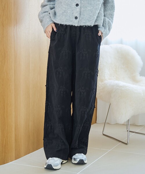 coen(コーエン)の「3Dフラワー刺繍 コーデュロイイージーワイドパンツ【インフルエンサー紹介アイテム】(その他パンツ・レディース・ナチュラル/ブラック/ブラウン・M/L)」の4枚目の写真