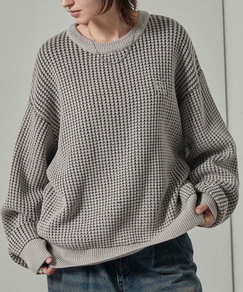 Alfred Alex(アルフレッドアレックス)の「【Alfred Alex】ワンポイントロゴ刺繍オーバーサイズポップコーンニット(ニット/セーター・メンズ・グレー/ワイン/スミクロ・L/M)」の2枚目の写真