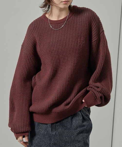 Alfred Alex(アルフレッドアレックス)の「【Alfred Alex】ワンポイントロゴ刺繍オーバーサイズポップコーンニット(ニット/セーター・メンズ・グレー/ワイン/スミクロ・L/M)」の3枚目の写真