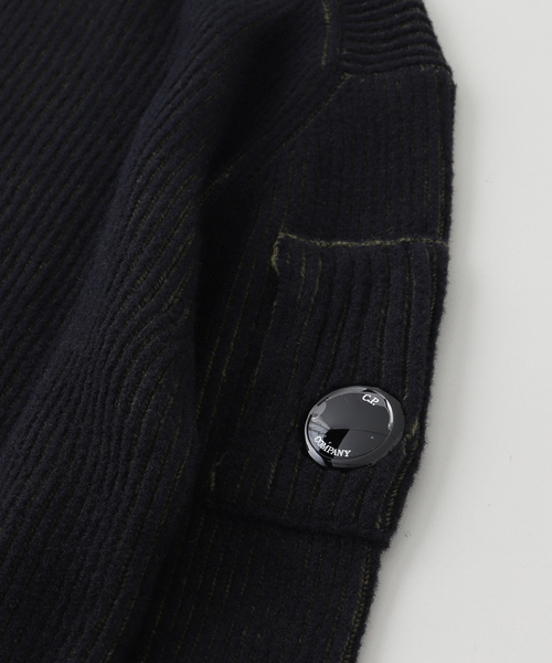 C.P. COMPANY（シーピーカンパニー）の「C.P. Company / シーピーカンパニー KNW CREW NECK IN FLEECE KNIT（ニット/セーター・メンズ・カーキ・X-SMALL/SMALL/MEDIUM/LARGE）」の3枚目の写真