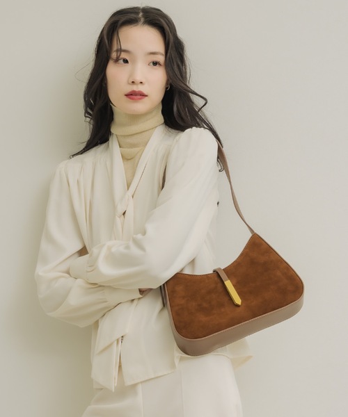 NEUNA(ヌナ)の「ラウンドスエードハンドバッグ(ハンドバッグ・レディース・ブラック/キャメル/ブラウン・FREE)」の16枚目の写真