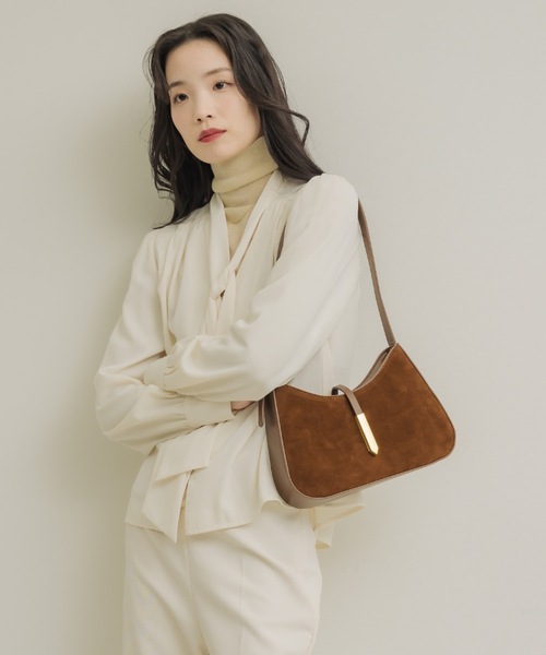 NEUNA(ヌナ)の「ラウンドスエードハンドバッグ(ハンドバッグ・レディース・ブラック/キャメル/ブラウン・FREE)」の15枚目の写真