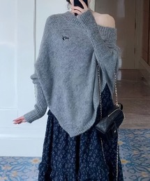 オフショルダーゆったりニット
