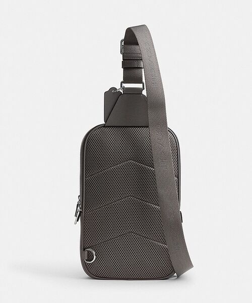 COACH（コーチ）の「フェリックス スリング バッグ・シグネチャー キャンバス（ボディバッグ/ウエストポーチ・メンズ・グレー系その他・ONE）」の4枚目の写真