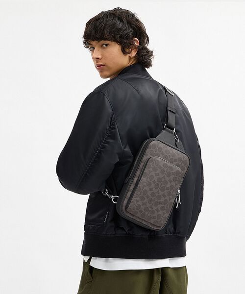 COACH（コーチ）の「フェリックス スリング バッグ・シグネチャー キャンバス（ボディバッグ/ウエストポーチ・メンズ・グレー系その他・ONE）」の6枚目の写真