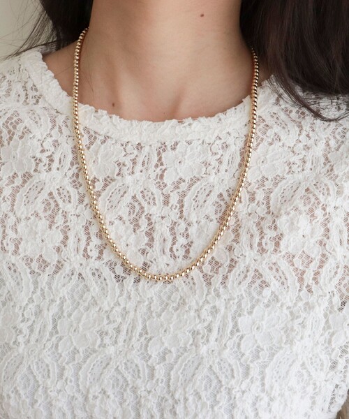 fredy emue（フレディエミュ）の「メタルビーズミドルネックレス（ネックレス・レディース・ゴールド/シルバー・FREE）」の4枚目の写真