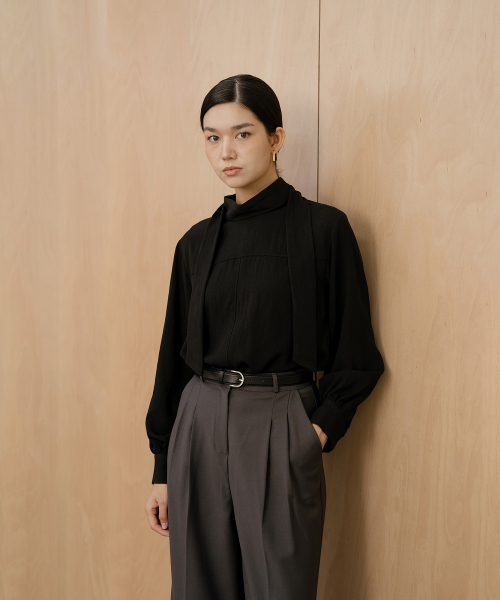 YOUNESS(ユニス)の「ブラックスカーフネックブラウス(シャツ/ブラウス・レディース・その他・FREE)」の2枚目の写真