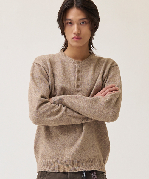 AKECII(アケシ)の「マーク ヘンリーネック ニット_モカ(ニット/セーター・メンズ・その他・ONE SIZE)」の3枚目の写真