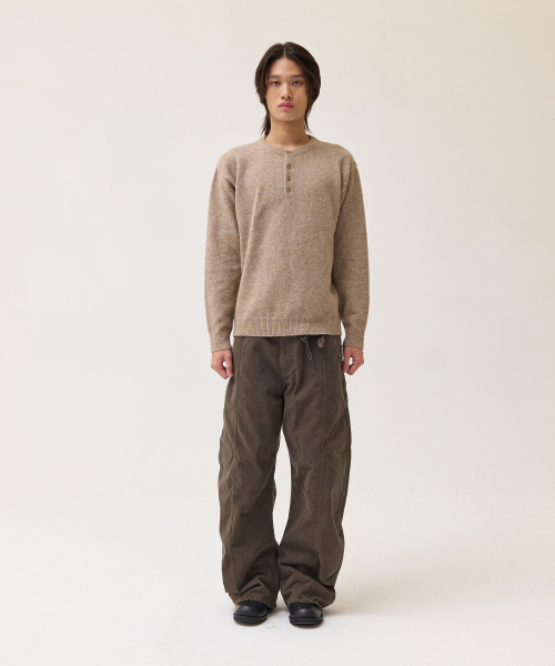 AKECII(アケシ)の「マーク ヘンリーネック ニット_モカ(ニット/セーター・メンズ・その他・ONE SIZE)」の4枚目の写真