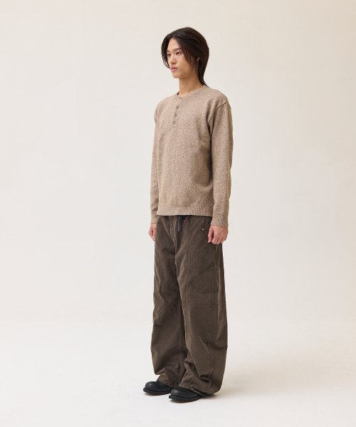 AKECII(アケシ)の「マーク ヘンリーネック ニット_モカ(ニット/セーター・メンズ・その他・ONE SIZE)」の5枚目の写真