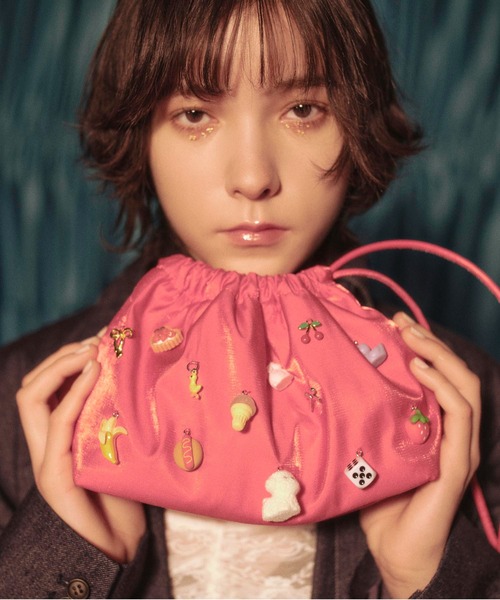 Casselini(キャセリーニ)の「Casselini(キャセリーニ)チャーム付きショルダーバッグ(ショルダーバッグ・レディース・ブラック/レッド・FREE)」の2枚目の写真