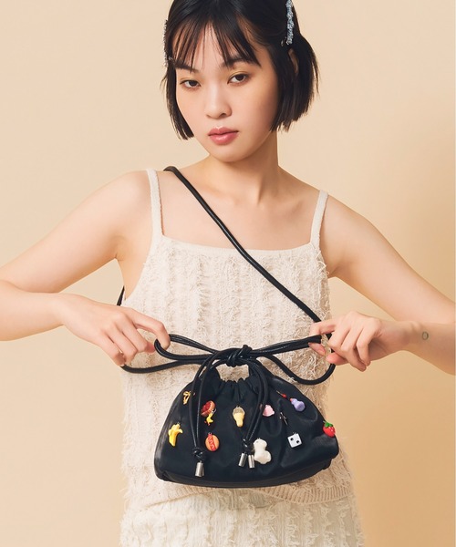 Casselini(キャセリーニ)の「Casselini(キャセリーニ)チャーム付きショルダーバッグ(ショルダーバッグ・レディース・ブラック/レッド・FREE)」の3枚目の写真