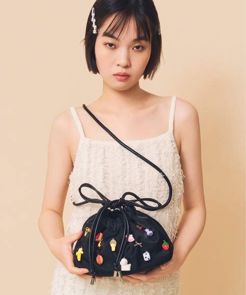 Casselini(キャセリーニ)の「Casselini(キャセリーニ)チャーム付きショルダーバッグ(ショルダーバッグ・レディース・ブラック/レッド・FREE)」の4枚目の写真
