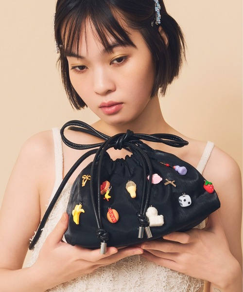 Casselini(キャセリーニ)の「Casselini(キャセリーニ)チャーム付きショルダーバッグ(ショルダーバッグ・レディース・ブラック/レッド・FREE)」の5枚目の写真