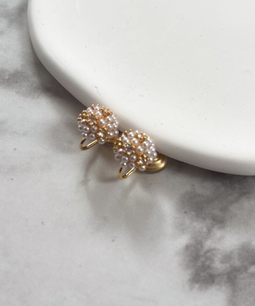 yu-ka（ユーカ）の「YU-KA:ミニパールフラワーデザインイヤリング mini Pearl flower design earring（イヤリング・レディース・ゴールド・FREE）」の2枚目の写真
