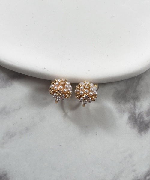 yu-ka（ユーカ）の「YU-KA:ミニパールフラワーデザインイヤリング mini Pearl flower design earring（イヤリング・レディース・ゴールド・FREE）」の3枚目の写真