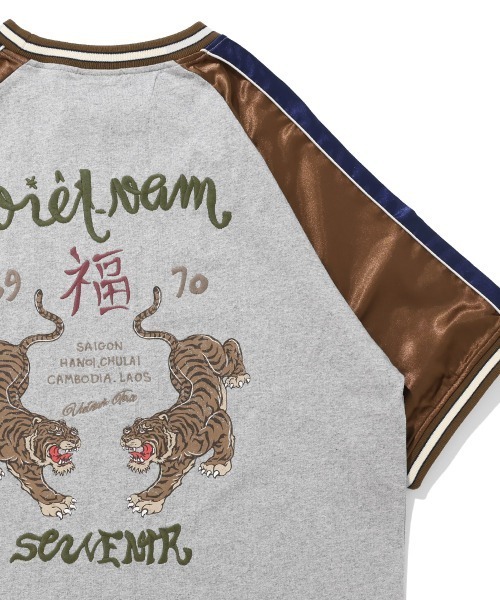 KRIFF MAYER(クリフメイヤー)の「スーベニア刺繍スカT(虎)(Tシャツ/カットソー・メンズ・チャコール/グレー/オフホワイト・LARGE/MEDIUM/X-LARGE)」の2枚目の写真