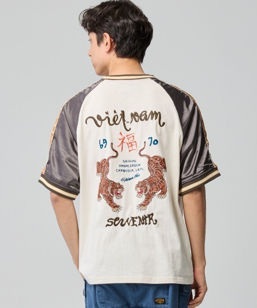 KRIFF MAYER(クリフメイヤー)の「スーベニア刺繍スカT(虎)(Tシャツ/カットソー・メンズ・チャコール/グレー/オフホワイト・LARGE/MEDIUM/X-LARGE)」の1枚目の写真