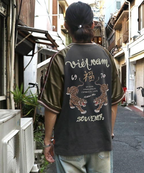 KRIFF MAYER(クリフメイヤー)の「スーベニア刺繍スカT(虎)(Tシャツ/カットソー・メンズ・チャコール/グレー/オフホワイト・LARGE/MEDIUM/X-LARGE)」の3枚目の写真