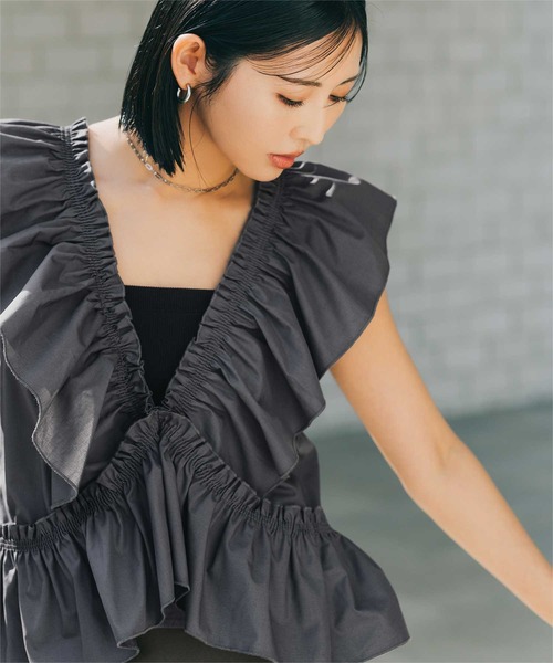 UR'S（ユアーズ）の「マルチwayフリルトップス（Tシャツ/カットソー・レディース・チャコール/ホワイト/ブラック/ライトイエロー・S/L/M）」の3枚目の写真