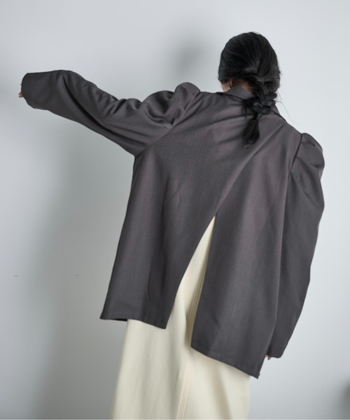 THE YOn（ザヨン）の「パフショルダーバックスリットテーラードジャケット（テーラードジャケット・レディース・チャコールグレー/ベージュ・FREE）」の6枚目の写真
