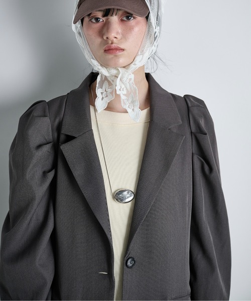 THE YOn（ザヨン）の「パフショルダーバックスリットテーラードジャケット（テーラードジャケット・レディース・チャコールグレー/ベージュ・FREE）」の7枚目の写真