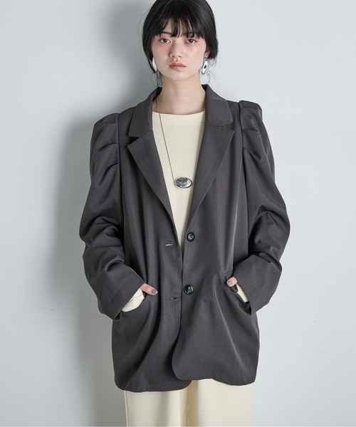 THE YOn（ザヨン）の「パフショルダーバックスリットテーラードジャケット（テーラードジャケット・レディース・チャコールグレー/ベージュ・FREE）」の3枚目の写真