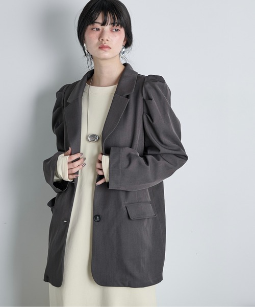 THE YOn（ザヨン）の「パフショルダーバックスリットテーラードジャケット（テーラードジャケット・レディース・チャコールグレー/ベージュ・FREE）」の4枚目の写真