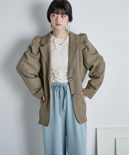 THE YOn（ザヨン）の「パフショルダーバックスリットテーラードジャケット（テーラードジャケット・レディース・チャコールグレー/ベージュ・FREE）」の13枚目の写真