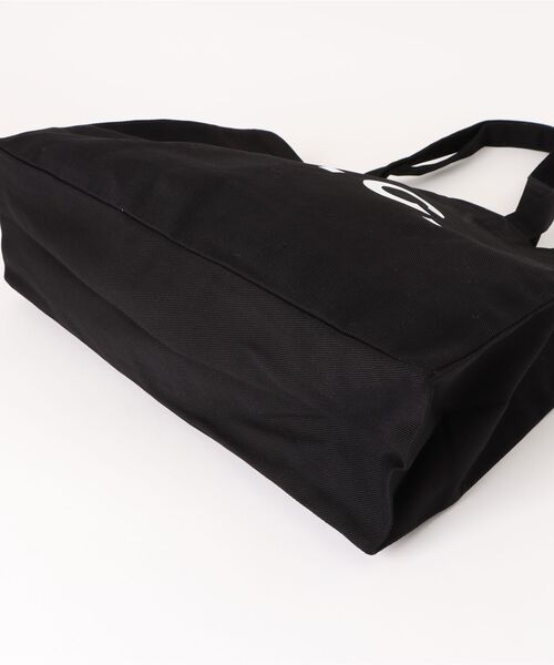 A.P.C.（アーペーセー）の「DENIM NATURAL  SHOPPING DANIELA BLACK LOGO（トートバッグ・メンズ・ブラック・ONESIZE）」の3枚目の写真