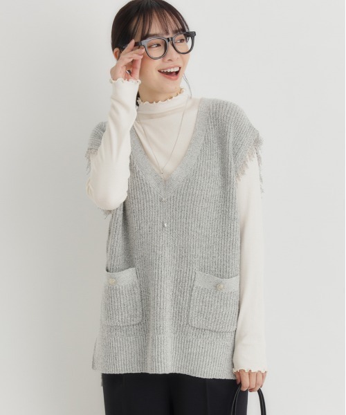 Right-on（ライトオン）の「【HONEYSUCKLE ROSE】ニットフリンジベスト (フリンジデザイン / オールシーズン / レイヤードスタイル / カジュアルエレガント)（ベスト・レディース・グレー/ライトグレー/ブラック・S/M/L）」の4枚目の写真