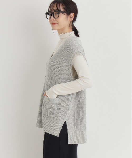 Right-on（ライトオン）の「【HONEYSUCKLE ROSE】ニットフリンジベスト (フリンジデザイン / オールシーズン / レイヤードスタイル / カジュアルエレガント)（ベスト・レディース・グレー/ライトグレー/ブラック・S/M/L）」の5枚目の写真