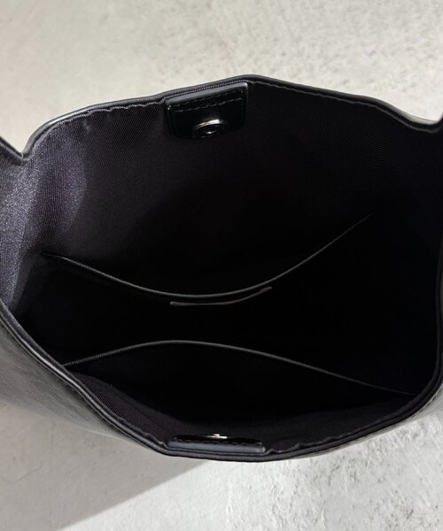 CAPRICIEUX LE'MAGE（カプリシューレマージュ）の「トライアングルトートバッグ（ショルダーバッグ・レディース・ブラック/ライトベージュ/キャメル・FREE）」の9枚目の写真