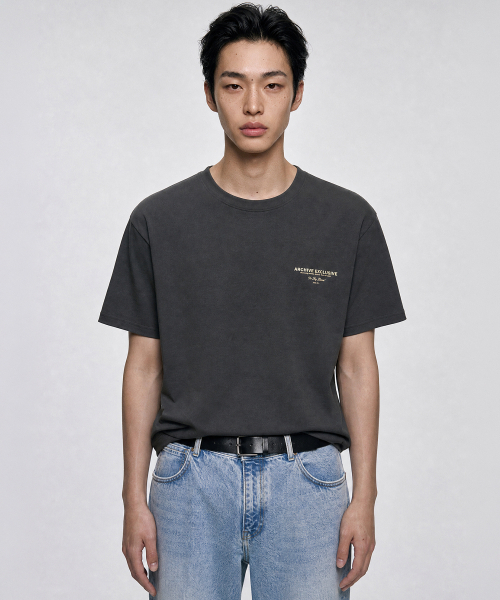 LOOKAST（ルックキャスト）の「[ユニセックス]アベルアーカイブシグネチャーティーシャツ_チャコール / AVEL ARCHIVE SIGNATURE T-SHIRT_CHARCOAL（Tシャツ/カットソー・レディース・チャコールグレー・ONE/LARGE/X-LARGE）」の2枚目の写真
