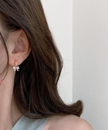 上品なきらめきで、耳元にさりげない華やかさフープピアス