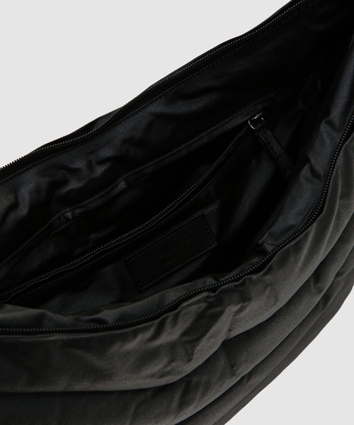 LEMAIRE（ルメール）の「SMALL SOFT GAME BAG（ショルダーバッグ・メンズ・ブラック系その他・ONE SIZE）」の5枚目の写真