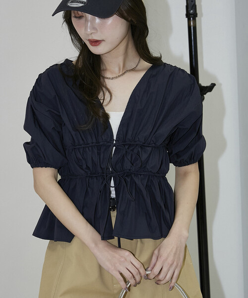 PUBLUX(パブリュクス)の「PUBLUX/パブリュクス 2WAY シャーリング ブラウス 限定展開(シャツ/ブラウス・レディース・オフホワイト/ネイビー/ブラウン・フリ-)」の3枚目の写真