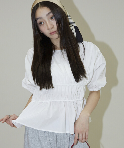 PUBLUX(パブリュクス)の「PUBLUX/パブリュクス 2WAY シャーリング ブラウス 限定展開(シャツ/ブラウス・レディース・オフホワイト/ネイビー/ブラウン・フリ-)」の4枚目の写真