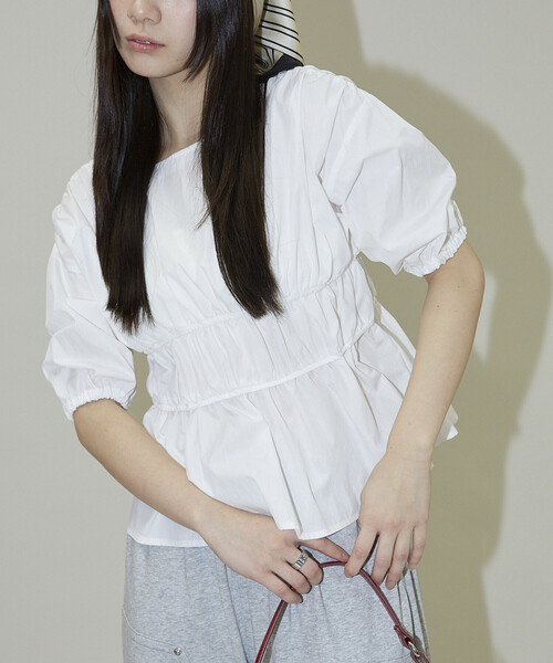 PUBLUX(パブリュクス)の「PUBLUX/パブリュクス 2WAY シャーリング ブラウス 限定展開(シャツ/ブラウス・レディース・オフホワイト/ネイビー/ブラウン・フリ-)」の5枚目の写真