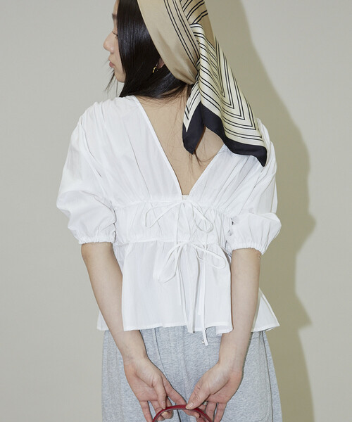 PUBLUX(パブリュクス)の「PUBLUX/パブリュクス 2WAY シャーリング ブラウス 限定展開(シャツ/ブラウス・レディース・オフホワイト/ネイビー/ブラウン・フリ-)」の6枚目の写真