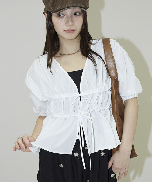 PUBLUX(パブリュクス)の「PUBLUX/パブリュクス 2WAY シャーリング ブラウス 限定展開(シャツ/ブラウス・レディース・オフホワイト/ネイビー/ブラウン・フリ-)」の16枚目の写真