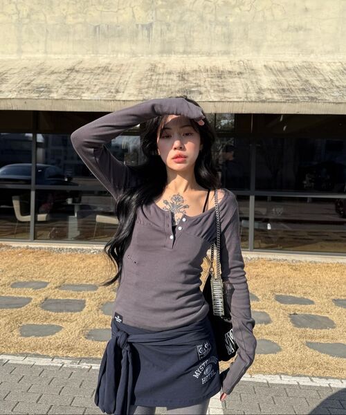 THE MYSTERIOUS HOTEL（ザミステリアスホテル）の「SHIRRING 88 BUTTON SLEEVE [CHARCOAL]（Tシャツ/カットソー・レディース・その他・FREE）」の4枚目の写真