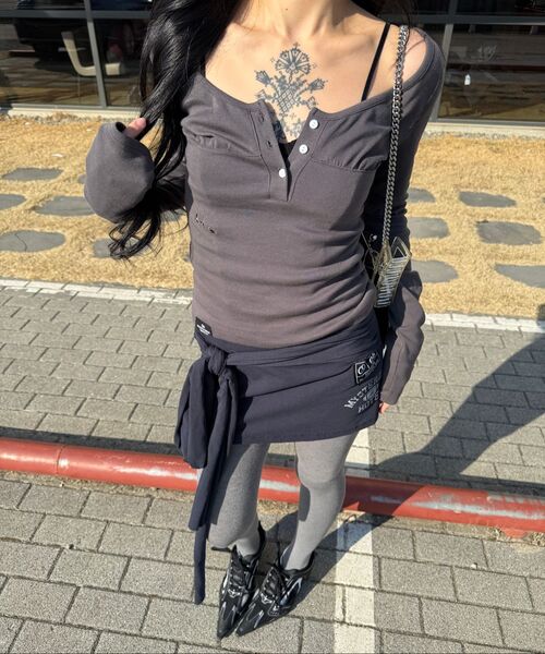 THE MYSTERIOUS HOTEL（ザミステリアスホテル）の「SHIRRING 88 BUTTON SLEEVE [CHARCOAL]（Tシャツ/カットソー・レディース・その他・FREE）」の3枚目の写真