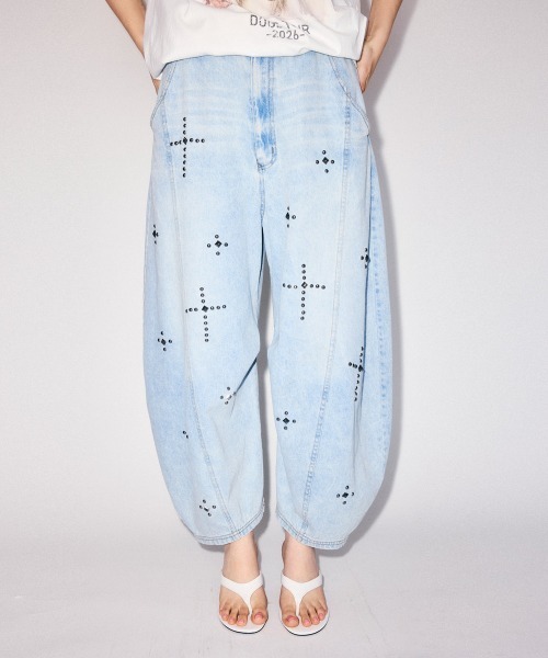 Candy Stripper(キャンディストリッパー)の「STUDS CURVE DENIM パンツ(デニムパンツ・レディース・ブルー系その他/ライトインディゴブルー・FREE)」の1枚目の写真